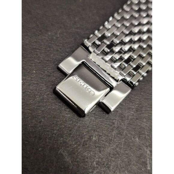 Vintage Style Seiko Quartz Mens Silver Watch & Red accents W/ Metal Strap - Picture 8 of 8